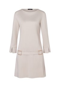 Hellbeiges Kleid mit Rundhalsausschnitt, Dreiviertelärmeln und geschnittenen Manschetten. Verfügt über einen Gürtel mit zwei goldfarbenen Schnallen an der Taille.