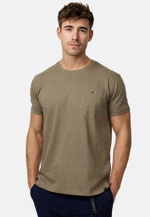 Olivgrünes T-Shirt mit kurzen Ärmeln aus leichtem Stoff, mit rundem Ausschnitt und einer linken Brusttasche mit einem Knopfdetail.