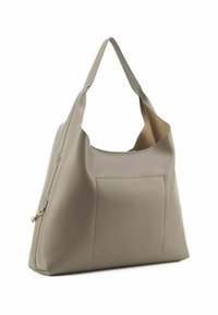 Grote grijze leren totebag met een brede opening, een voorvak en een enkele schouderriem. Gladde textuur en minimalistisch ontwerp.