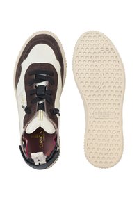 Sneaker bianco e marrone realizzato in materiali scamosciati e in pelle. Presenta lacci neri, una suola texturizzata color crema e un marchio sul lato interno.