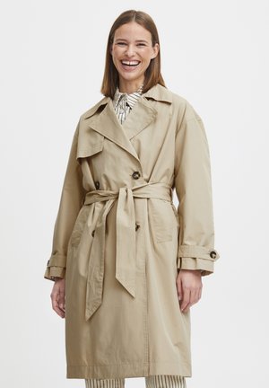 Beige trenchcoat med dobbeltradet knaplukning, frontbælte og sidelommer. Glat stof, afslappet pasform og skulderklaffer.