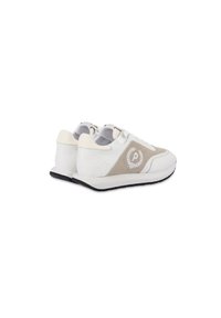 Scarpe sportive bianche e beige con superficie testurizzata, dettaglio del logo circolare e accenti grigi. Presentano una suola nera piatta e chiusura con lacci.