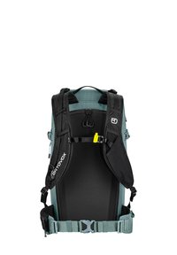 Rucksack mit einem grauen Netz-Außenmaterial, schwarzen Trägern und einem strukturierten schwarzen Rückenpanel. Verfügt über doppelte Reißverschlüsse und einen leuchtend gelben Clip.