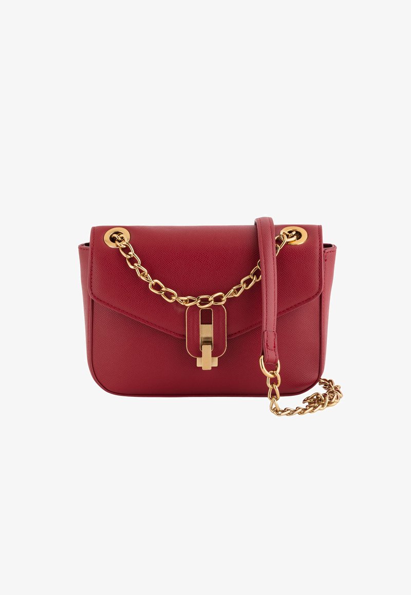 Rote Lederhandtasche mit goldener Kettenriemen, glatter Textur, Überschlagklappe und markantem goldenen Verschluss. Kompaktes und strukturiertes Design.