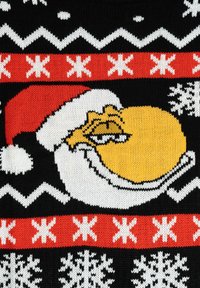 Strickpullover mit einem Cartoon-Ente, die einen Weihnachtsmann-Hut trägt. Überwiegend schwarz mit roten und weißen Schneeflockenmustern über das Design verteilt.