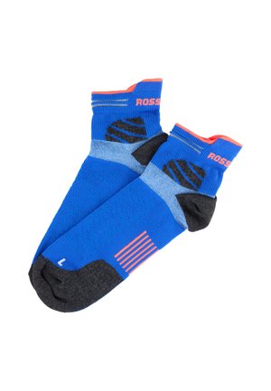Para niebieskich sportowych skarpetek za kostkę z czarnym obcasem i palcem, jasnoszarymi i koralowymi akcentami oraz napisem "ROSS" na mankiecie.