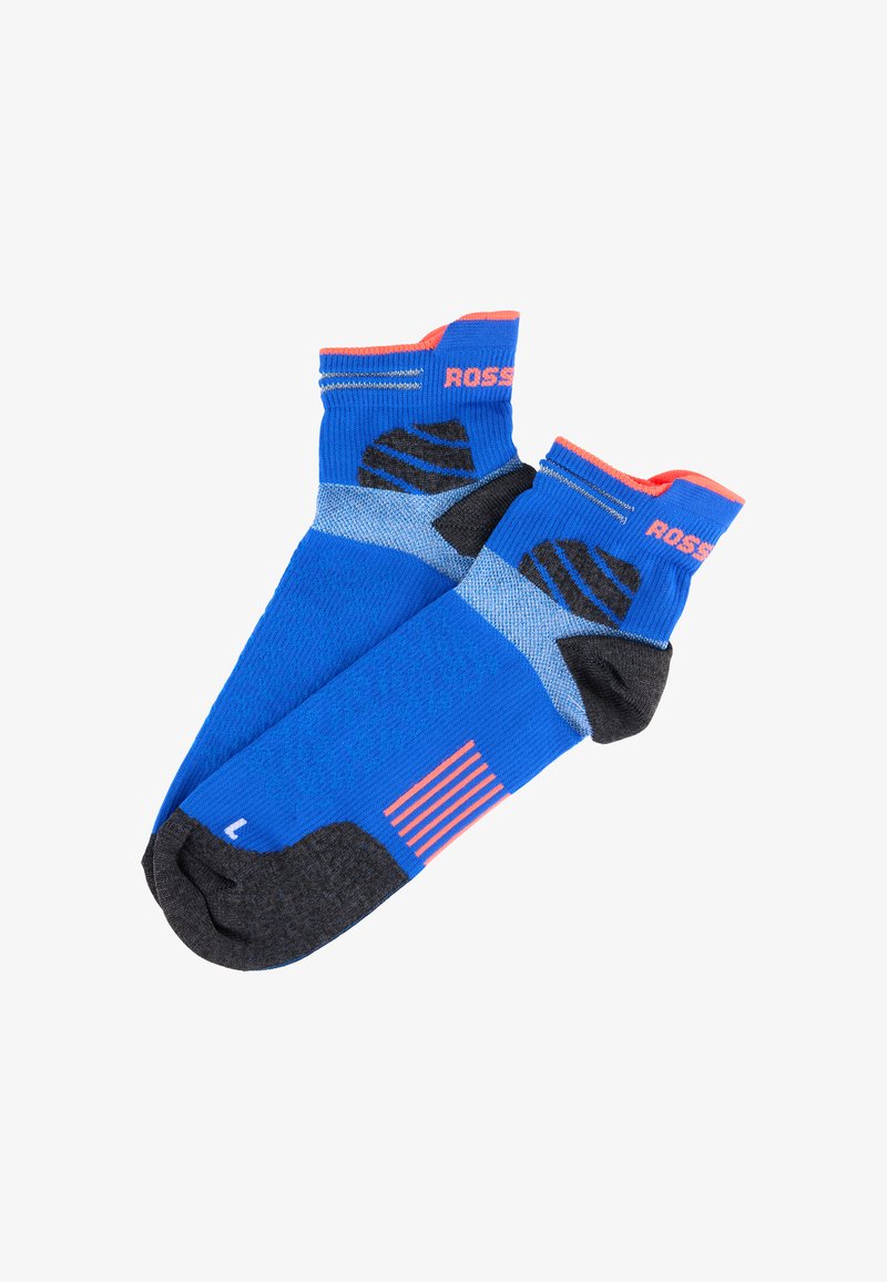 Paar blaue sportliche Knöchelsocken mit schwarzer Ferse und Zehenbereich, hellgrauen und korallenfarbenen Akzenten sowie dem Schriftzug "ROSS" am Bündchen.