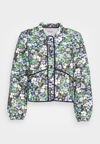 Gewatteerde bomberjack met een bloemmotief in groen, blauw en wit. Heeft een ronde kraag, drukknoopsluitingen en marineblauwe bies langs de naden.