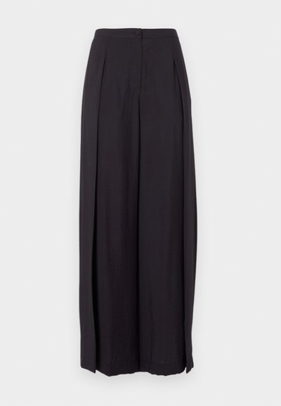 Μαύροι παντελόνες με ψηλή μέση και φαρδιά πόδια, με μπροστινό κουμπί και κρυφό φερμουάρ, διαθέτοντας διακριτικές πτυχώσεις στο πλάι.