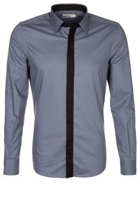 Chemise bleu clair à manches longues avec une bande noire verticale au centre. Dotée d'un col pointu et d'une texture lisse et tissée.