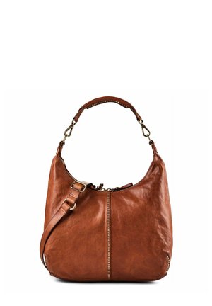 Bolso bandolera de cuero marrón con tachuelas decorativas a lo largo del centro y bordes, con un asa curva y una correa lateral ajustable.