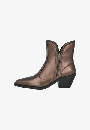 Botín de tobillo metálico en bronce con punta afilada, cremallera lateral y tacón cuadrado. Textura de cuero suave y elementos de diseño elegantes.