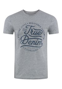 Grijze katoenen t-shirt met korte mouwen. Bevat een blauw gedrukt "True Denim" logo omringd door tekst en decoratieve elementen.