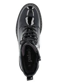 Botín de charol negro con punta redonda, diseño con cordones y cuello acolchado. Cuenta con un suave forro interior y cremallera en el lateral.