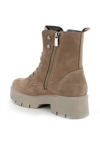 Stivale ankle in suede marrone con finitura testurizzata, zip laterale, lacci anteriori e suola piatta beige chunky con battistrada profondo.