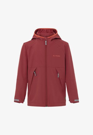 Giacca impermeabile rossa con cappuccio, chiusura zip frontale e due tasche laterali. Presenta dettagli grigi e strisce riflettenti sulle maniche.