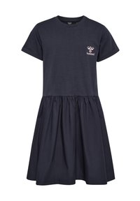 marineblaues Kurzarmkleid mit tailliertem Oberteil und gerafftem Rock. Verfügt über ein kleines rosa Logo auf der Brust und ein weiches Baumwollmischmaterial.