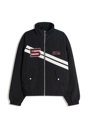 Černá bunda na zip s elastickými manžetami, dvěma předními kapsami se zapínáním na patentky, diagonálními bílými pruhy a červeným logem "S" a "ATW" na přední straně.