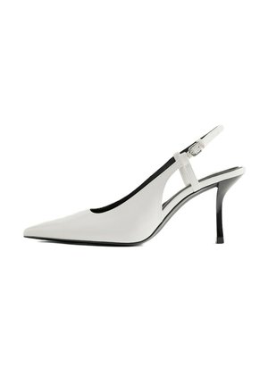 Weißer Slingback-Pumps mit spitzer Kappe, dünnem schwarzem Absatz und verstellbarem Knöchelriemen mit Schnalle.