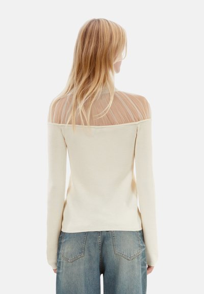 Sweter w odcieniu off-white z przezroczystą, plisowaną koronką. Długie rękawy i dopasowany krój z prążkowanym dołem i mankietami. Casualowy styl.