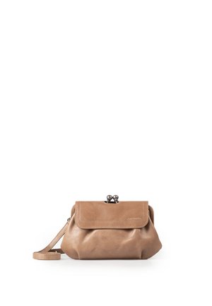 Klein beige leren polstasje met klep en metalen sluiting, met afneembare polsband op een witte achtergrond.