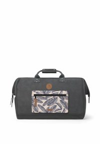 Sac de voyage avec un corps synthétique gris foncé, quincaillerie noire et une poche avant présentant un tissu clair avec des motifs de feuilles bleues.