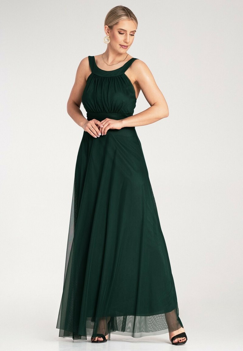 Długa, ciemnozielona sukienka bez rękawów z marszczoną górą, zwiewną spódnicą i prześwitującą warstwą, z szerokim dekoltem i długością do kostek.