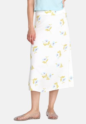 Weißer Midirock mit einem Blumenmuster, das blaue Blumen und gelbe Blätter zeigt. Leichter Stoff mit einer glatten Textur und einem seitlichen Schlitz.