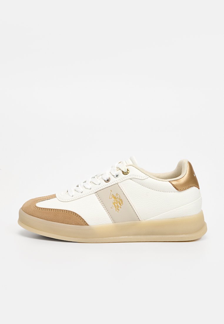 Zapatillas de piel blanca con detalles en ante beige, logo dorado, punta redonda y suela de goma. Presentan un diseño con cordones y un collar acolchado.