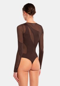 Body a maniche lunghe marrone con pannelli in rete. Presenta un design aderente e una costruzione senza cuciture, evidenziando le curve con uno scollo minimale.