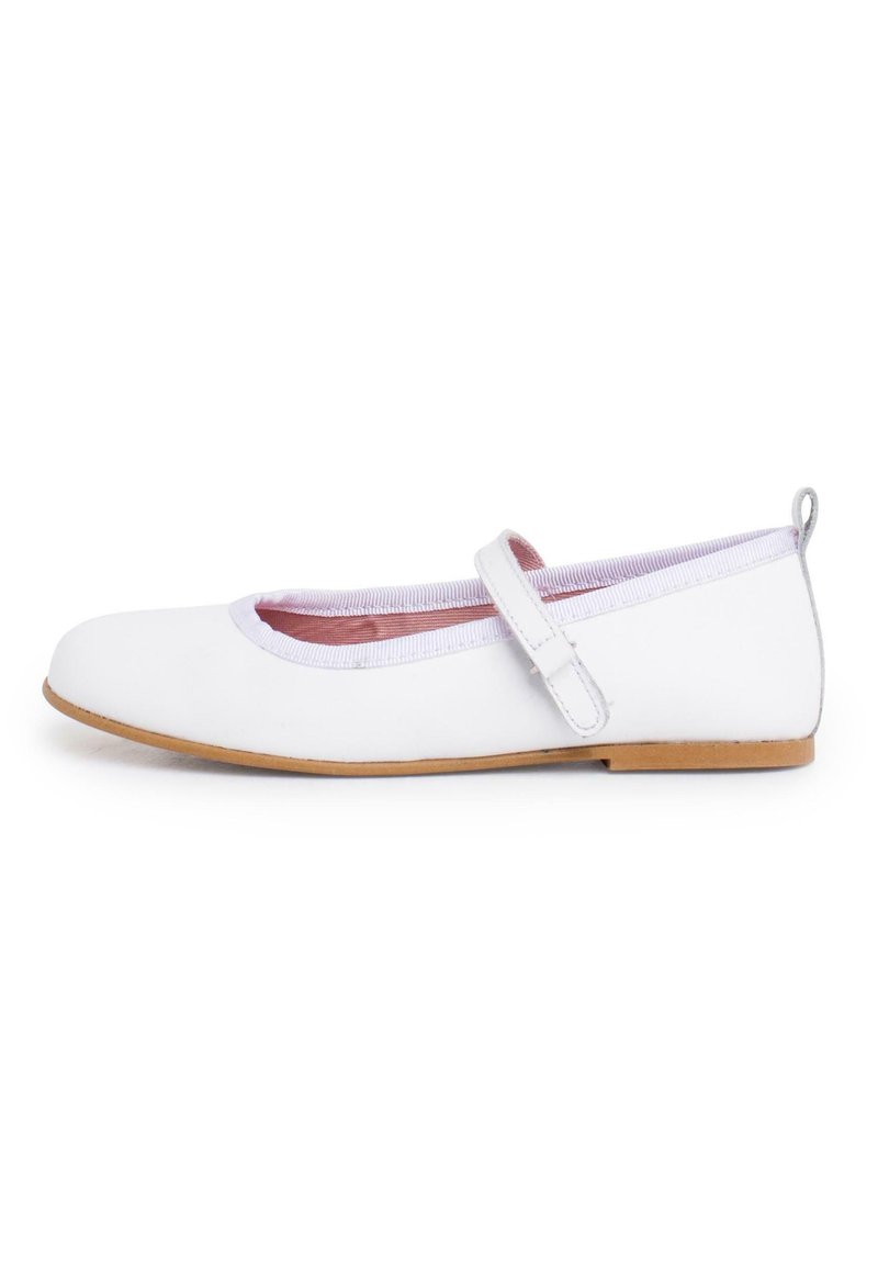 Weißer flacher Schuh mit einer abgerundeten Zehenpartie, rosa Innenfutter, einem weißen Riemen über dem Spann und einer hellbraunen Gummisohle. Aus glattem, synthetischem Material.