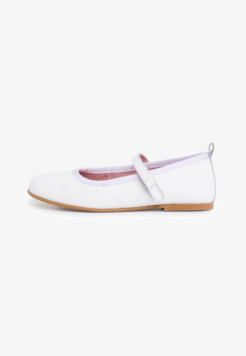 Weißer flacher Schuh mit einer abgerundeten Zehenpartie, rosa Innenfutter, einem weißen Riemen über dem Spann und einer hellbraunen Gummisohle. Aus glattem, synthetischem Material.