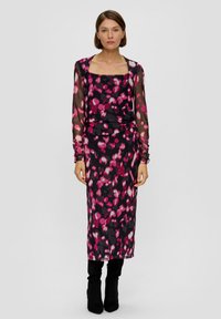 Transparante jurk met lange mouwen en vierkante halslijn, uitgerust met een abstract patroon in roze en zwart, aansluitende pasvorm, en gecombineerd met kniehoge zwarte laarzen.
