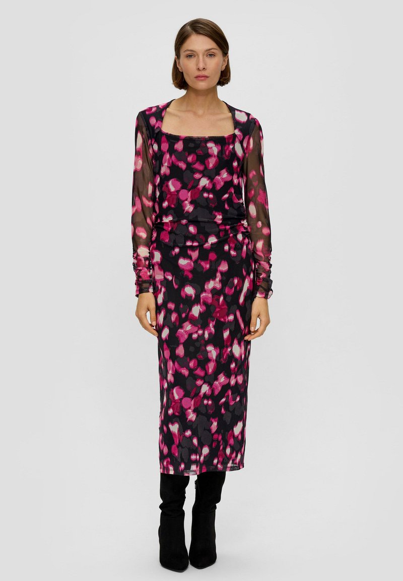 Transparante jurk met lange mouwen en vierkante halslijn, uitgerust met een abstract patroon in roze en zwart, aansluitende pasvorm, en gecombineerd met kniehoge zwarte laarzen.