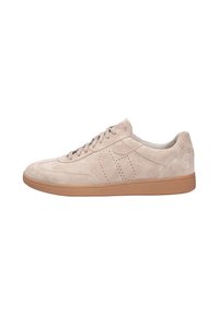 Beige suède sneakers met een laag profiel, ronde teen, geperforeerd ontwerp en een gestructureerde bruine rubberen zool. Voorzien van een vetersluiting.
