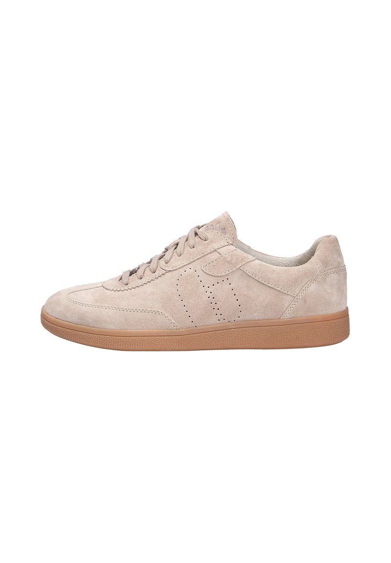 Beige suède sneakers met een laag profiel, ronde teen, geperforeerd ontwerp en een gestructureerde bruine rubberen zool. Voorzien van een vetersluiting.