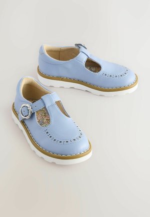 Scarpe in pelle azzurro chiaro con dettagli perforati, punta rotonda e cinturino con fibbia. Suola in gomma bianca con una finitura dorata. Motivo floreale sulla soletta.