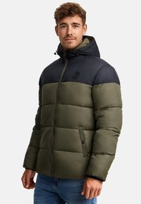 Grøn og sort puffjakke med hætte, der har lynlås, sidelommer og en quiltet tekstur. Logo-patch på venstre bryst.