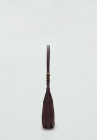 Sac à main en cuir violet foncé à profil mince, doté d'une seule bandoulière réglable et d'accents en métal doré.