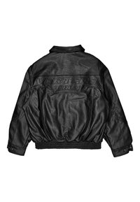 Sort læderjakke med elastisk talje og "VERTERE BERLIN" præget øverst på ryggen, vist fladt set bagfra.