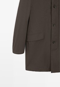 Dunkelbrauner Mantel mit geradem Schnitt, ausgestattet mit einer Knopfleiste vorne, einer Seitentasche und einer glatten, matten Oberfläche. Lange Ärmel vervollständigen das Design.