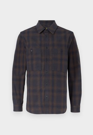 Langarm flanellen overhemd in een donkerblauw en bruin ruitpatroon. Voorzien van een klassieke kraag, twee borstzakken en knoopsluitingen.