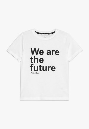 Camiseta blanca de manga corta con texto negro "Somos el futuro" y hashtag "#onlyinDkny" en la parte delantera, cuello redondo con ribete interior negro.