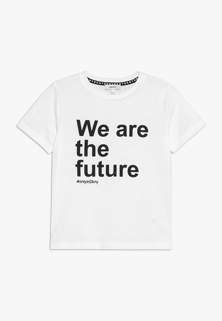 T-shirt blanc à manches courtes avec texte noir "We are the future" et hashtag "#onlyinDkny" sur le devant, col rond avec liseré intérieur noir.