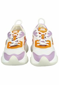 Baskets blanches avec des accents violets et orange, en matières maillées et synthétiques, semelle épaisse et système de laçage prononcé avec des œillets renforcés.