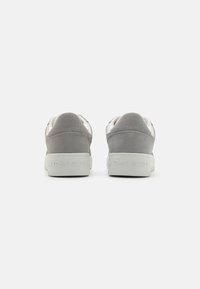 Tommy Jeans BASKET - Tenisice - granite road/stratus grey