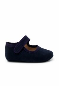 Chaussure douce bleu marine avec un bout arrondi, une sangle ajustable et une doublure intérieure rembourrée. Texture lisse sans motifs visibles.