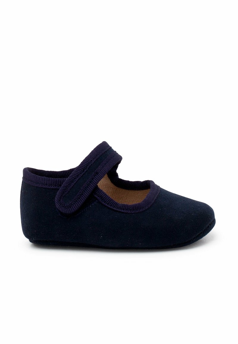 Chaussure douce bleu marine avec un bout arrondi, une sangle ajustable et une doublure intérieure rembourrée. Texture lisse sans motifs visibles.