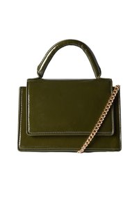Borsa a mano in finta pelle verde oliva con design strutturato, dotata di manico superiore e tracolla in catena dorata. Texture liscia con dettagli a soffietto sovrapposti.