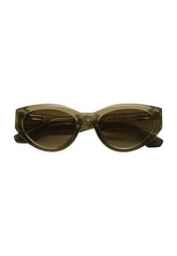 Occhiali da sole color marrone con forma a occhio di gatto. Realizzati in materiale trasparente, con montature spesse e testo sottile sul lato interno.
